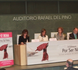 Vista de la mesa presidencial, durante la intervención de la presidenta de honor de Plan Internacional España, Isabel Hoyos